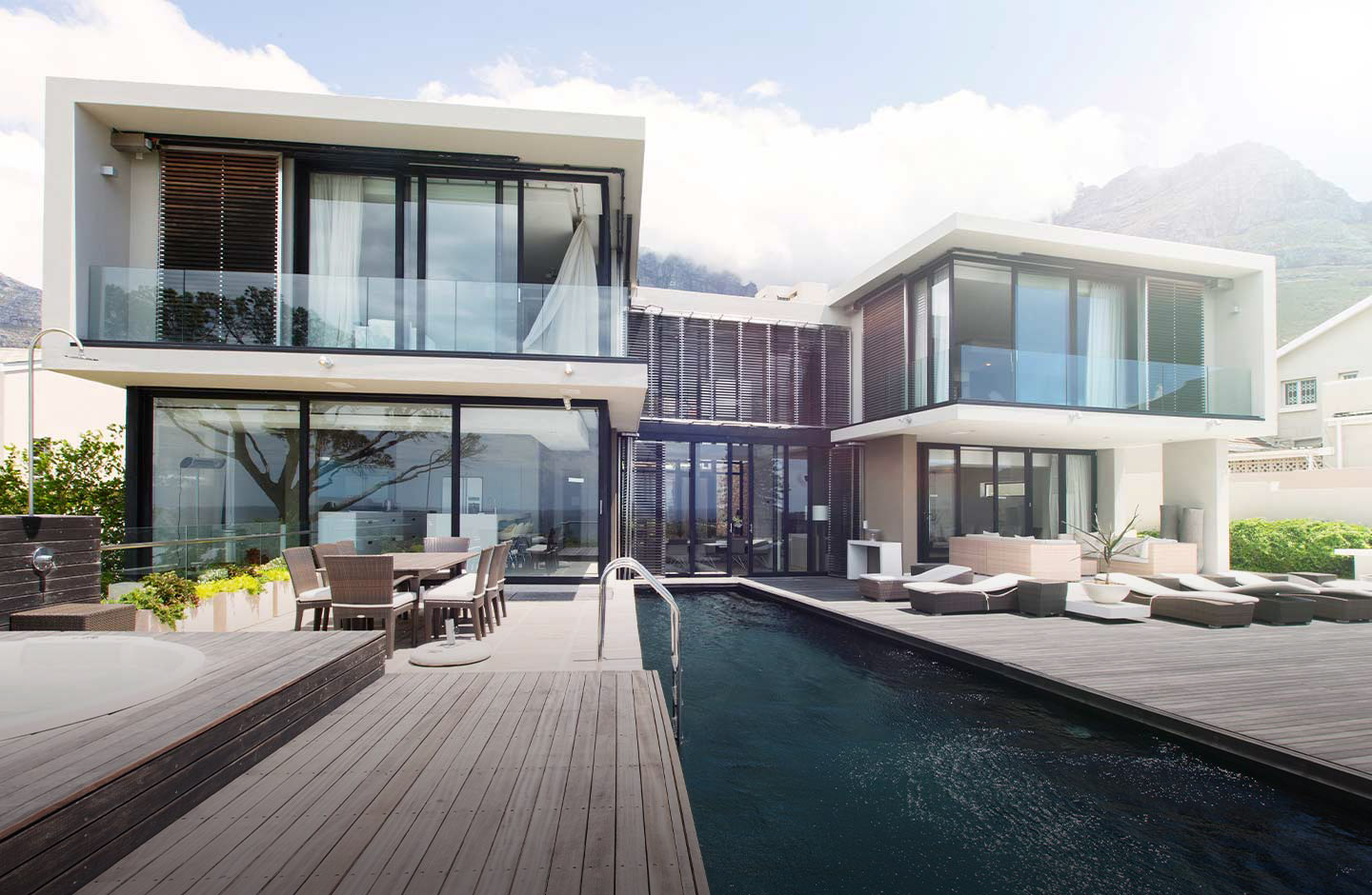 Ein modernes Haus mit Swimmingpool