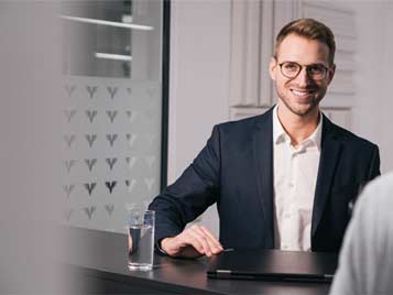 Bild von einem jungen Mann in Anzug.