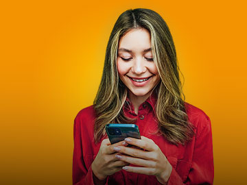 Eine junge Frau die auf ein Handy schaut