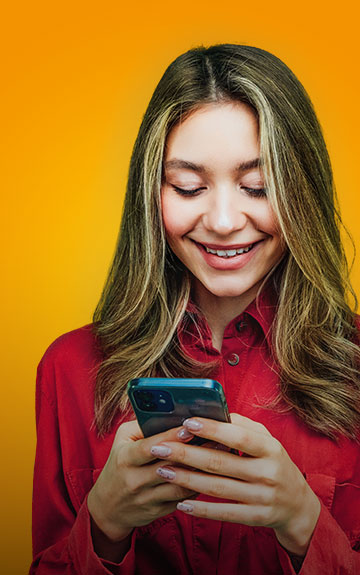 Junge Frau , die auf ein Handy schaut