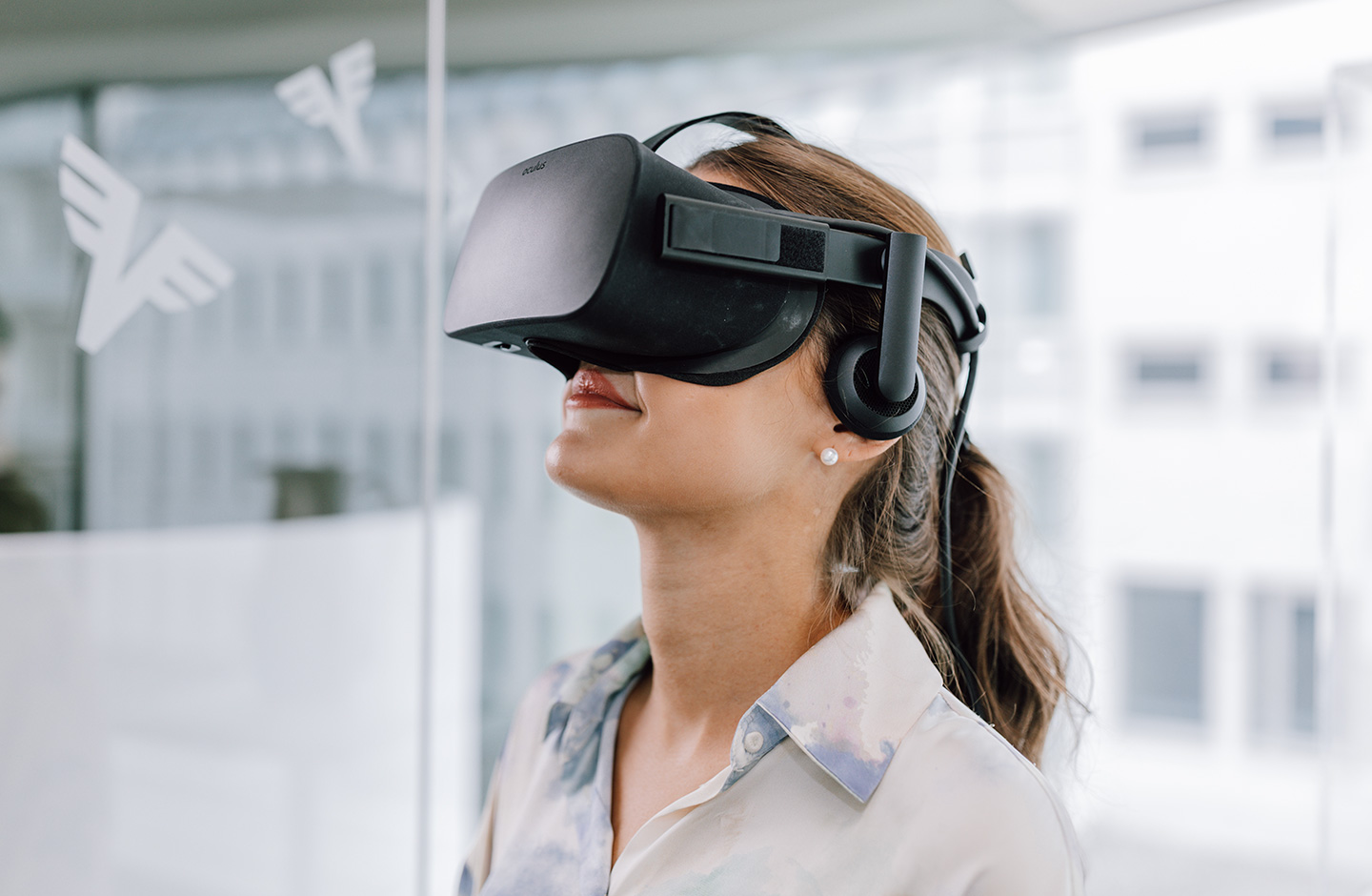 Frau mit VR-Brille