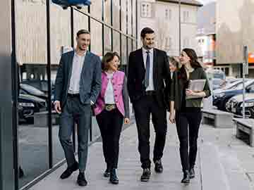 Gruppe Mitarbeiter geht am Gehweg