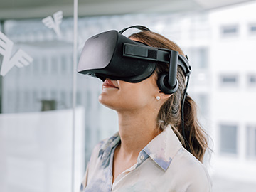 Frau mit VR-Brille