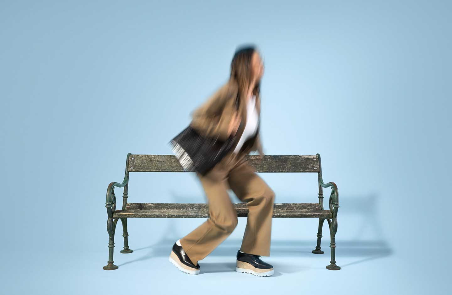 Frau steht von alter Bank auf