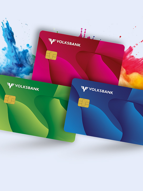 Drei Bankomatkarten in pink, gruen und blau