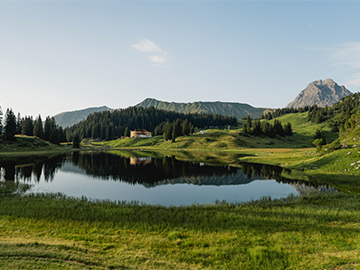 Naturlandschaft mit Bergen und einem See