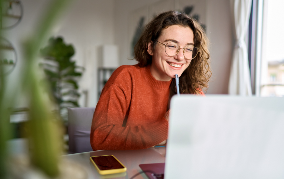 Junge Frau mit Headset und Laptop