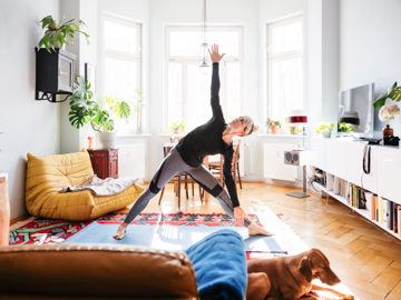 Eine Frau macht Yoga-Übungen in Ihrer Wohnung.
